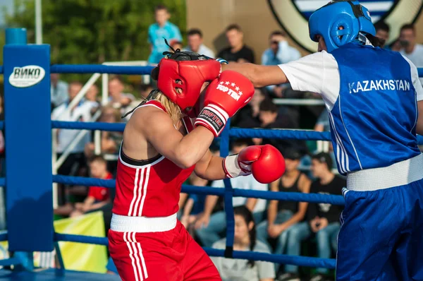 Public performance of girls boxing — Stock Photo, Image