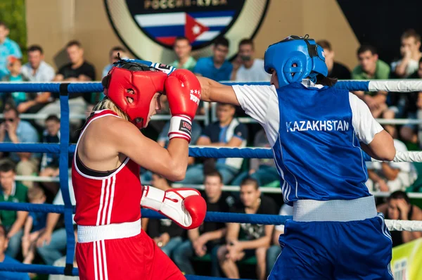 Public performance of girls boxing — Stock Photo, Image