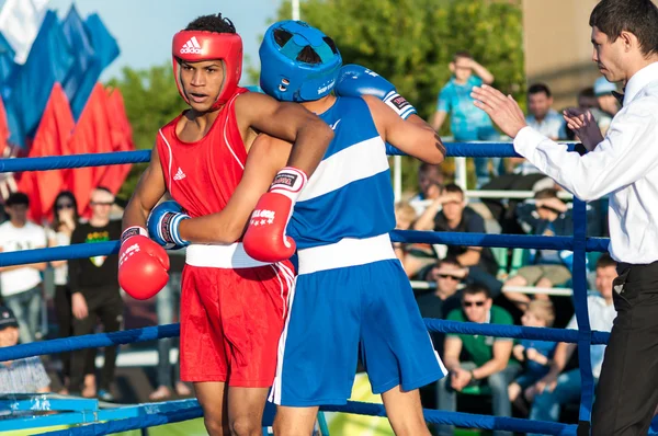 Een boksen overeenkomen met javier ibanez, cuba en malik bajtleuov, Rusland. Versloeg javier ibanez — Stockfoto