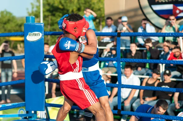 A boxing match Javier Ibanez, Cuba and Malik Bajtleuov, Russia. Defeated Javier Ibanez — Stock Photo, Image