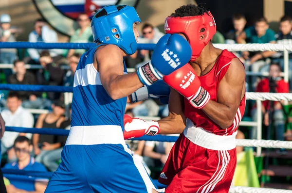 A boxing match Javier Ibanez, Cuba and Malik Bajtleuov, Russia. Defeated Javier Ibanez — Stock Photo, Image