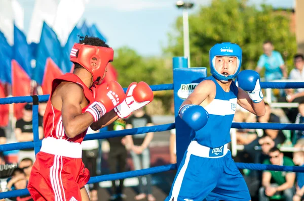 Un combate de boxeo Javier Ibanez, Cuba y Malik Bajtleuov, Rusia. Derrotó a Javier Ibanez —  Fotos de Stock