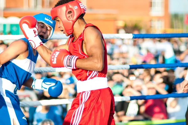 Un combate de boxeo Javier Ibanez, Cuba y Malik Bajtleuov, Rusia. Derrotó a Javier Ibanez —  Fotos de Stock