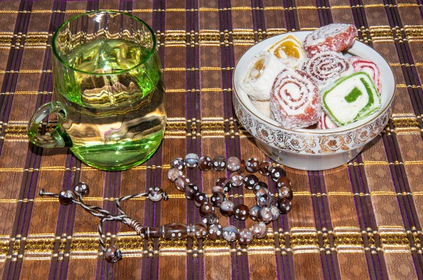 Delicia turca y un vaso de bebida refrescante — Foto de Stock