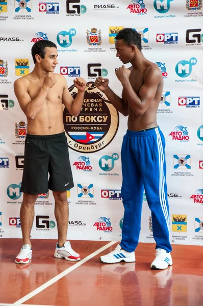 Demonstration weighing boxers — Stock Photo, Image