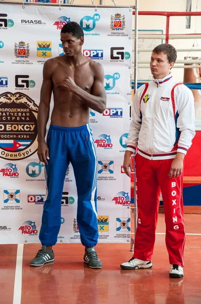 Demonstration weighing boxers — Stock Photo, Image