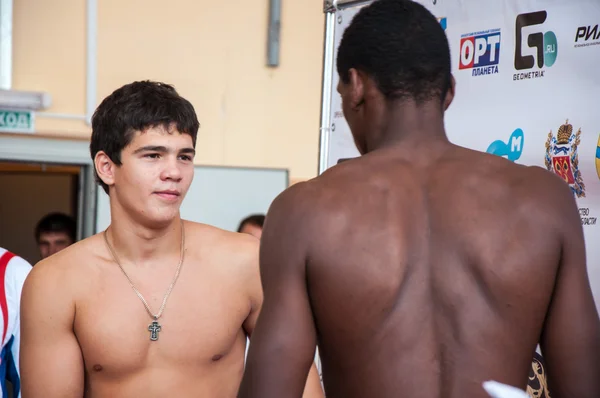 Demonstration weighing boxers — Stock Photo, Image