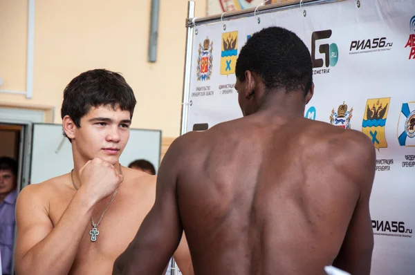 Demonstration weighing boxers — Stock Photo, Image