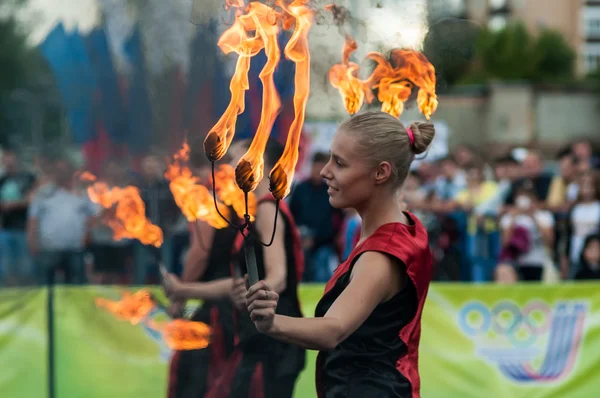 The girls performed a dance with burning torches — Stock Photo, Image