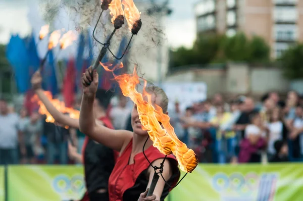 Las chicas bailaron con antorchas encendidas — Foto de Stock