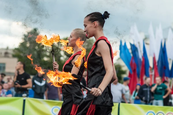 여자와 불타는 횃불 춤을 수행 — 스톡 사진