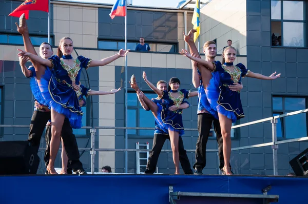 Dança popular russa é realizada no céu aberto — Fotografia de Stock