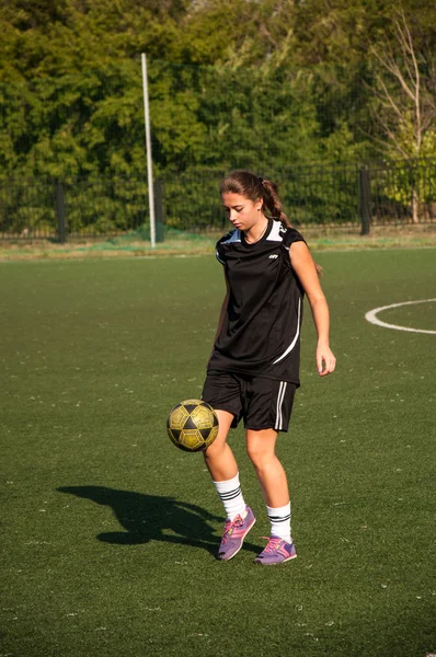 Las chicas juegan al fútbol —  Fotos de Stock