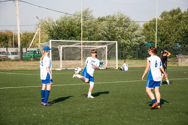 Die Mädchen spielen Fußball — Stockfoto