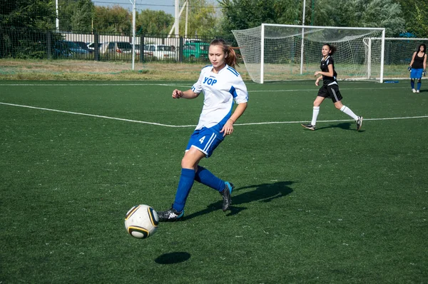 Dívky hrají fotbal — Stock fotografie