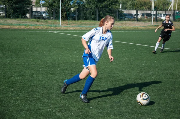 Zagraj w piłkę nożną dziewcząt — Zdjęcie stockowe