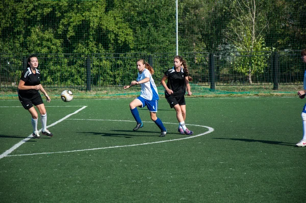 Zagraj w piłkę nożną dziewcząt — Zdjęcie stockowe