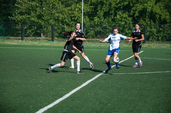 Flickorna spelar fotboll — Stockfoto