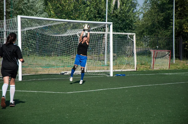 Flickorna spelar fotboll — Stockfoto