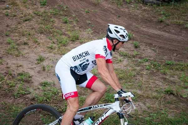 Competitions cyclists in cross-country — Stock Photo, Image