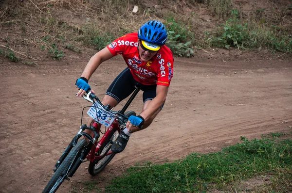 Wedstrijden in cross-country fietsers — Stockfoto