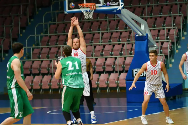 オレンブルク ロシア 6月2019年 男性はボルガ連邦管区のアマチュアバスケットボールリーグの地域間決勝でバスケットボールをプレイ — ストック写真