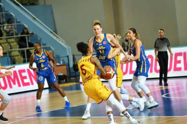 Orenburg Rusya - 31 Ekim 2019: Kız BC Nadezhda (Orenburg) ile BC Castor Braine (Belçika) arasında Euroleague maçında oynadı) 