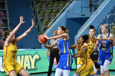 Orenburg Rusya - 31 Ekim 2019: Kız BC Nadezhda (Orenburg) ile BC Castor Braine (Belçika) arasında Euroleague maçında oynadı) 