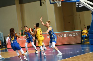 Orenburg Rusya - 31 Ekim 2019: Kız BC Nadezhda (Orenburg) ile BC Castor Braine (Belçika) arasında Euroleague maçında oynadı) 