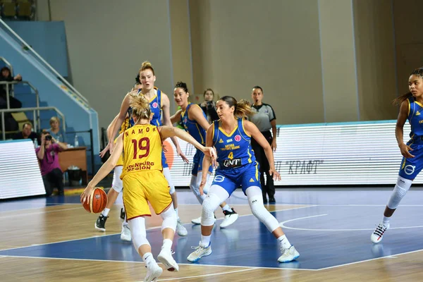 Orenburg Rusya - 31 Ekim 2019: Kız BC Nadezhda (Orenburg) ile BC Castor Braine (Belçika) arasında Euroleague maçında oynadı) 