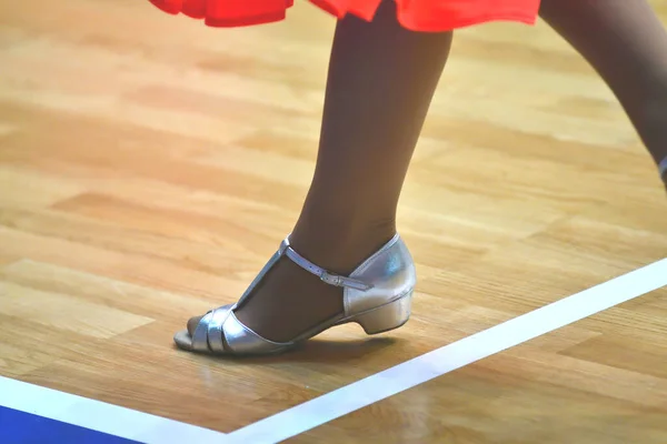 Sapatos Femininos Para Dançar Aos Pés Uma Menina Dançando — Fotografia de Stock
