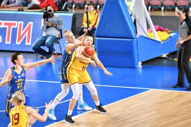 Orenburg Rusya - 31 Ekim 2019: Kızlar BC Nadezhda (Orenburg) ve BC Castor Braine (Belçika) arasında Euroleague maçı oynuyorlar) 