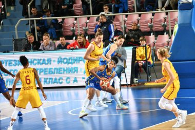 Orenburg Rusya - 31 Ekim 2019: Kızlar BC Nadezhda (Orenburg) ve BC Castor Braine (Belçika) arasında Euroleague maçı oynuyorlar) 