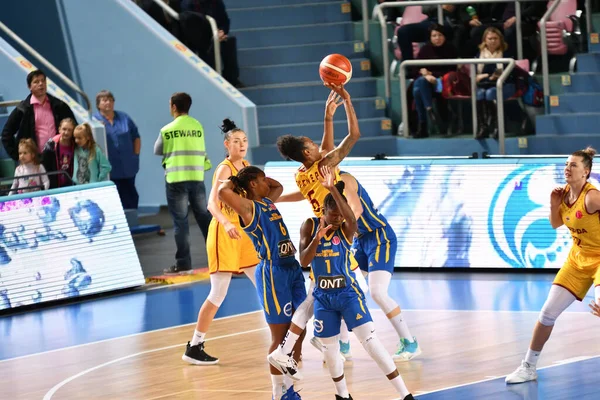 奥伦堡俄罗斯 Orenburg Russia 2019年10月31日 女子篮球队在不列颠哥伦比亚省Nadezhda 奥伦堡 和不列颠哥伦比亚省Castors Braine 比利时 之间的欧洲篮球赛 — 图库照片