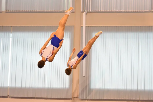 Zwei Jungen Trainieren Synchronspringen Auf Einem Trampolin — Stockfoto