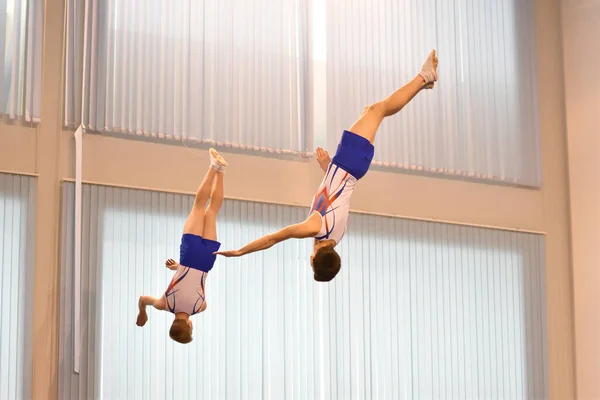 Two Boys Train Synchronized Jumping Trampoline — Stock Photo, Image