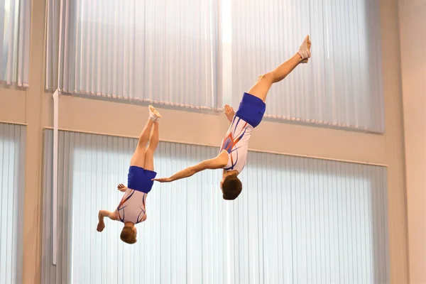 Zwei Jungen Trainieren Synchronspringen Auf Einem Trampolin — Stockfoto