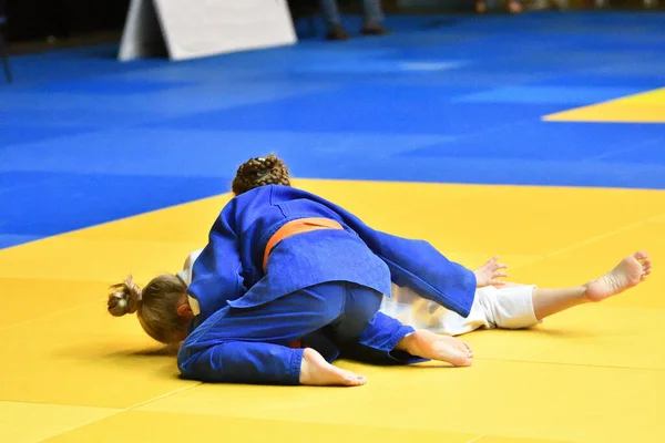 Due Ragazze Judoka Kimono Competere Sul Tatami — Foto Stock