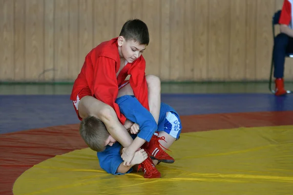 Orenburg Russia 2019年2月23日 男孩在没有武器的情况下在锦标赛学校进行自卫比赛 2005 2006年年轻男子中的Kovalevsky — 图库照片