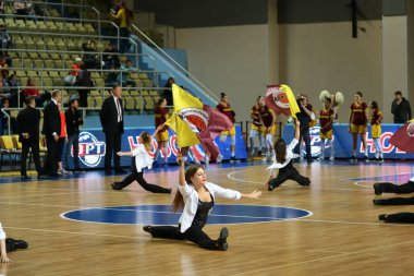 Orenburg Rusya - 31 Ekim 2019: BC Nadezhda (Orenburg) ile BC Castor Braine (Belçika) arasındaki Euroleague maçında kız amigo kız performansı) 