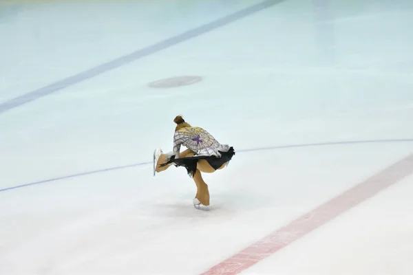 스케이팅 선수가 얼음으로 스케이트장에서 구르는 — 스톡 사진