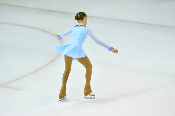 Chica Patinador Artístico Rueda Una Pista Patinaje Con Hielo Artificial —  Fotos de Stock