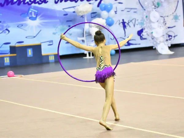 这个女孩在艺术体操中表演必修课 — 图库照片