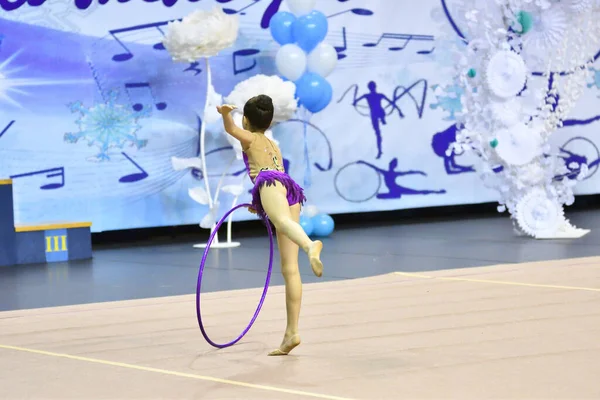 Het Meisje Voert Een Verplicht Programma Ritmische Gymnastiek — Stockfoto
