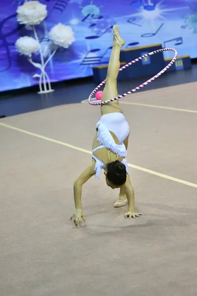 Dziewczyna Wykonuje Obowiązkowy Program Gimnastyce Rytmicznej — Zdjęcie stockowe