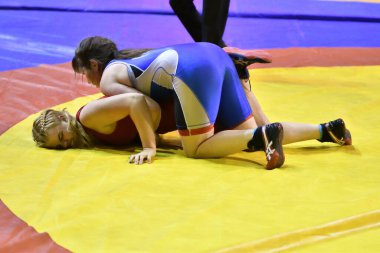 Orenburg, Rusya - 25-26 Ekim 2017: Orenburg Bölgesi Valisi ödülleri için düzenlenen Rus Turnuvası 'nda kızlar spor güreşinde yarışıyor