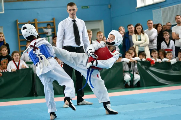 俄罗斯奥伦堡 2019年10月19日 男孩在奥伦堡开放跆拳道锦标赛 Orenburg Open Taekwondo Championship 上参加跆拳道比赛 — 图库照片