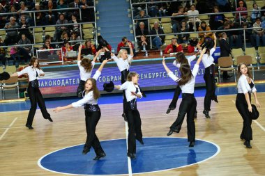 Orenburg Rusya - 31 Ekim 2019: BC Nadezhda (Orenburg) ile BC Castor Braine (Belçika) arasındaki Euroleague maçında kız amigo kız performansı) 