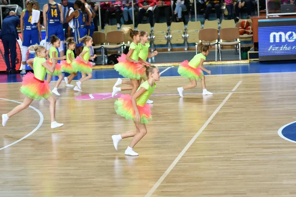 Orenburg Ρωσία Οκτωβρίου 2019 Κορίτσια Μαζορέτες Δίνουν Παράσταση Αγώνα Μπάσκετ — Φωτογραφία Αρχείου