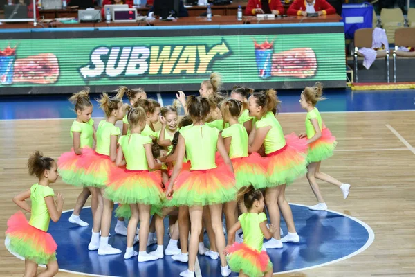 Orenburg Russia Października 2019 Cheerleaderki Wystąpią Meczu Koszykówki Euroligi Pomiędzy — Zdjęcie stockowe